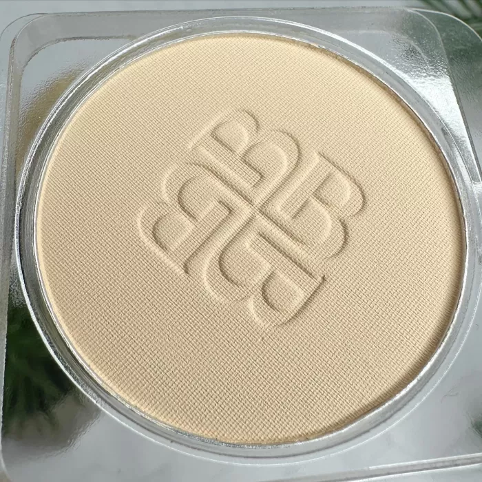 Пудра компактна 102 Ivory Matte Powder Velvet Bogenia. Зображення 2