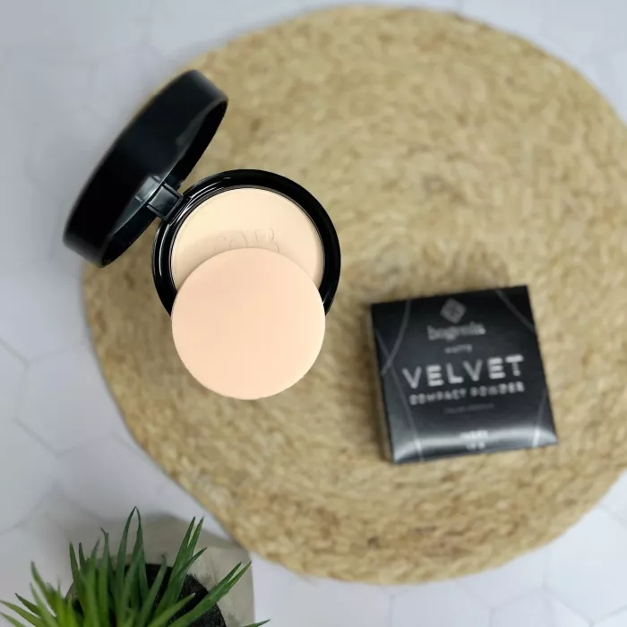 Пудра компактна 102 Ivory Matte Powder Velvet Bogenia. Зображення 1