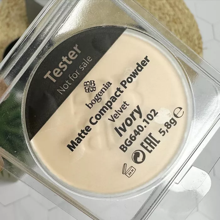 Пудра компактна 102 Ivory Matte Powder Velvet Bogenia. Зображення 3